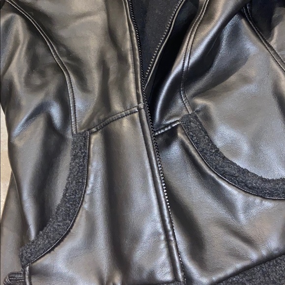 Hooded leather jacket with fur on inside - Picture 3 of 3